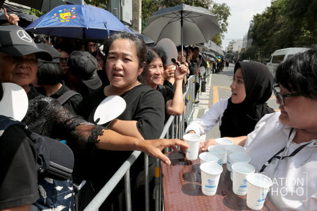 จุดคัดกรองที่ 9 ใต้สะพานพระปิ่นเกล้าปชช.ยังคงเนืองแน่น