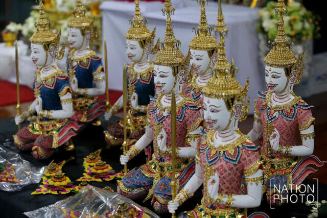 อัญเชิญกรองดอกไม้ฝีพระหัตถ์ สมเด็จพระเทพฯ ประดับชั้นยอดพระจิตกาธาน
