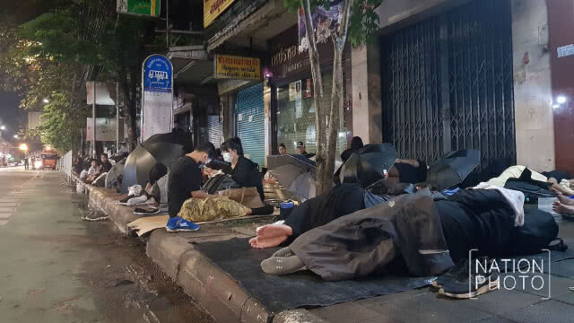 ปชช. ทยอยจับจองที่นั่งรอเข้าสนามหลวง ที่จุดคัดกรอง 9 แม้ฝนตก