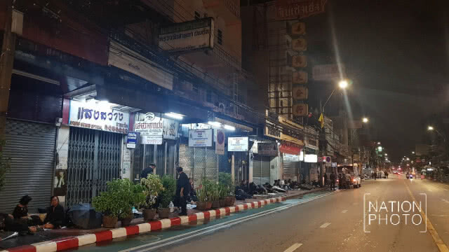 ปชช. ทยอยจับจองที่นั่งรอเข้าสนามหลวง ที่จุดคัดกรอง 9 แม้ฝนตก