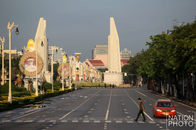 รุ่งสาง ณ ข้าง สนามหลวง