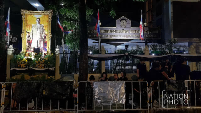 ปชช. ทยอยจับจองที่นั่งรอเข้าสนามหลวง ที่จุดคัดกรอง 9 แม้ฝนตก