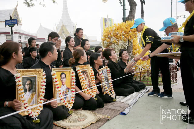 พระเจ้าหลานเธอพระองค์เจ้าทีปังกรรัศมีโชติ ประทานอาหารแก่พสกนิกร