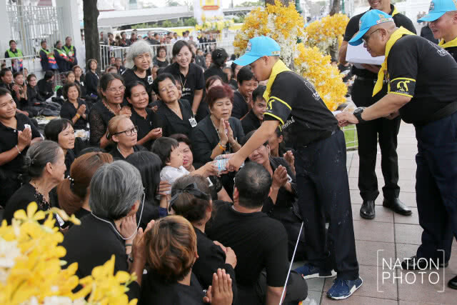 พระเจ้าหลานเธอพระองค์เจ้าทีปังกรรัศมีโชติ ประทานอาหารแก่พสกนิกร