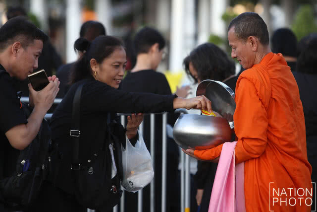 รุ่งสาง ณ ข้าง สนามหลวง