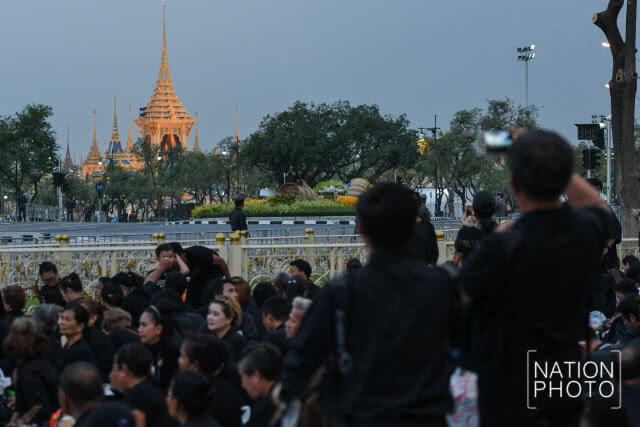 (ภาพชุด) พสกนิกรเนืองแน่น ร่วมพระราชพิธีฯ ยาวตลอดถนนราชดำเนินกลาง