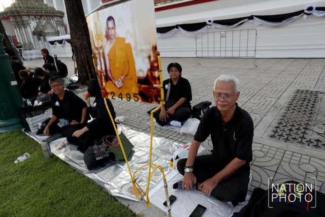 ประชาชนเริ่มเข้าจองพื้นที่ถนนท้ายวัง เพื่อเข้าร่วมพระราชพิธีถวายพระเพลิงพระบรมศพ รัชกาลที่ 9