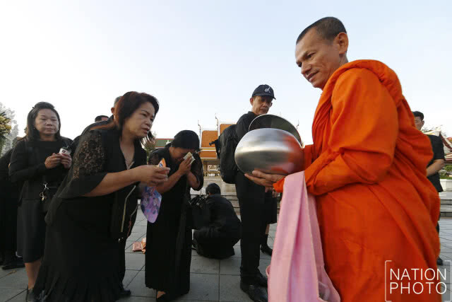 รุ่งสาง ณ ข้าง สนามหลวง