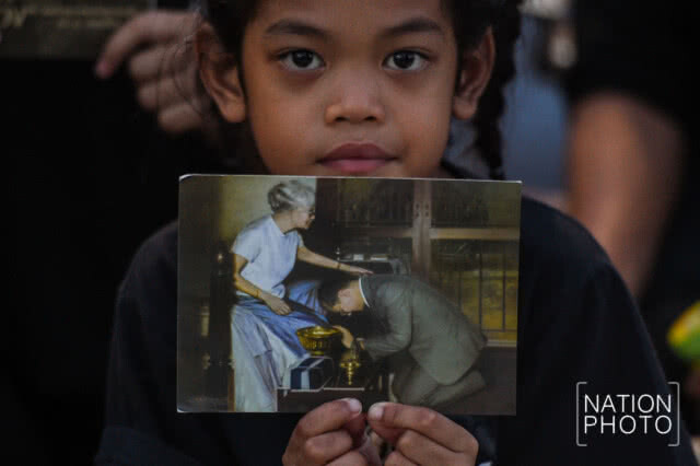(ภาพชุด) พสกนิกรเนืองแน่น ร่วมพระราชพิธีฯ ยาวตลอดถนนราชดำเนินกลาง