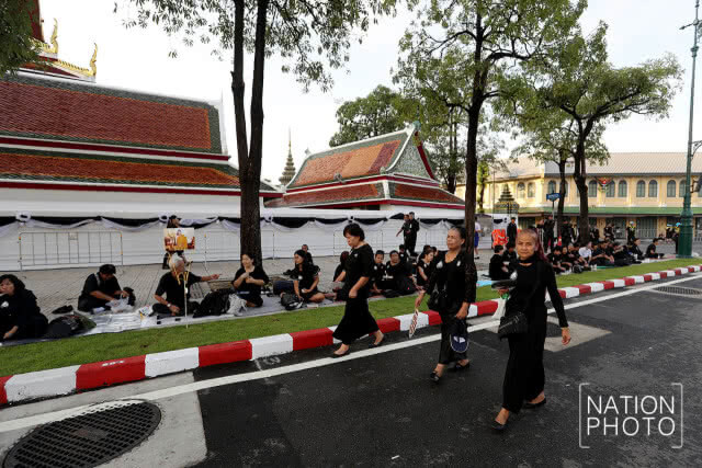 ประชาชนเริ่มเข้าจองพื้นที่ถนนท้ายวัง เพื่อเข้าร่วมพระราชพิธีถวายพระเพลิงพระบรมศพ รัชกาลที่ 9