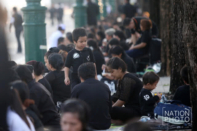 ประชาชนเริ่มเข้าจองพื้นที่ถนนท้ายวัง เพื่อเข้าร่วมพระราชพิธีถวายพระเพลิงพระบรมศพ รัชกาลที่ 9