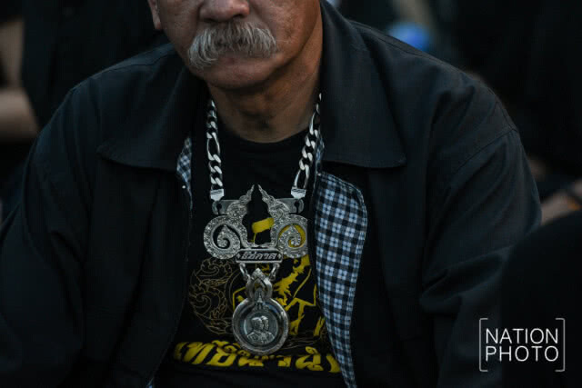 (ภาพชุด) พสกนิกรเนืองแน่น ร่วมพระราชพิธีฯ ยาวตลอดถนนราชดำเนินกลาง