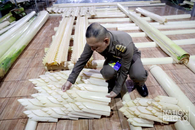อัญเชิญกรองดอกไม้ฝีพระหัตถ์ สมเด็จพระเทพฯ ประดับชั้นยอดพระจิตกาธาน