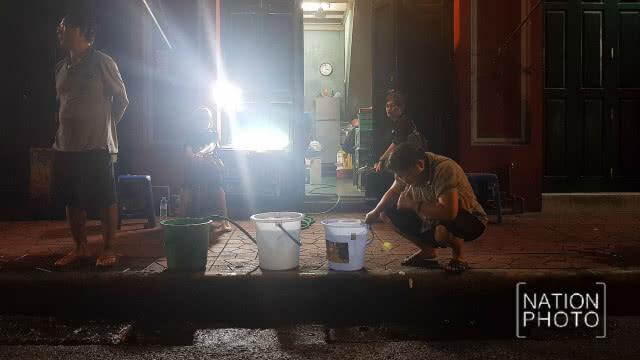 ปชช. ทยอยจับจองที่นั่งรอเข้าสนามหลวง ที่จุดคัดกรอง 9 แม้ฝนตก