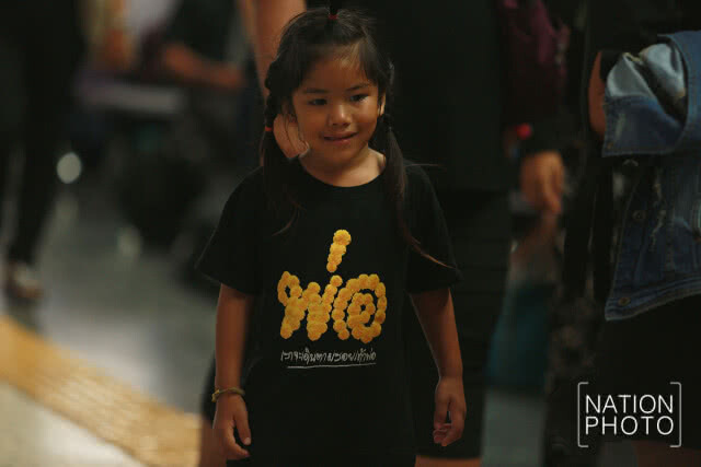 ประชาชนทยอยเดินทางเข้าสู่กรุงเทพ ร่วมงานพระราชพิธีถวายพระเพลิงพระบรมศพ