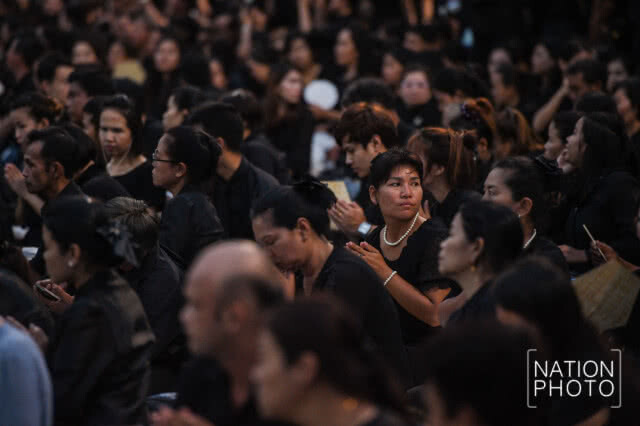 (ภาพชุด) พสกนิกรเนืองแน่น ร่วมพระราชพิธีฯ ยาวตลอดถนนราชดำเนินกลาง