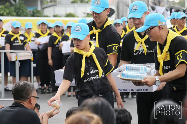 พระเจ้าหลานเธอพระองค์เจ้าทีปังกรรัศมีโชติ ประทานอาหารแก่พสกนิกร