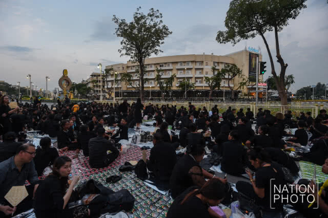 (ภาพชุด) พสกนิกรเนืองแน่น ร่วมพระราชพิธีฯ ยาวตลอดถนนราชดำเนินกลาง