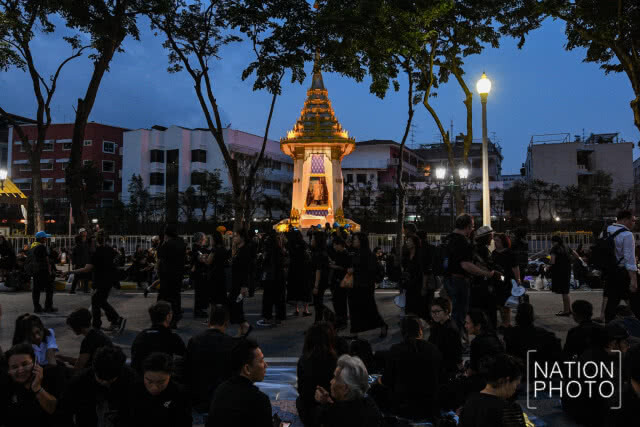 (ภาพชุด) พสกนิกรเนืองแน่น ร่วมพระราชพิธีฯ ยาวตลอดถนนราชดำเนินกลาง