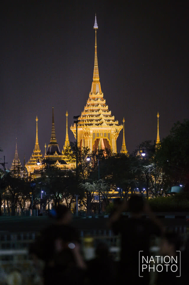 (ภาพชุด) พสกนิกรเนืองแน่น ร่วมพระราชพิธีฯ ยาวตลอดถนนราชดำเนินกลาง