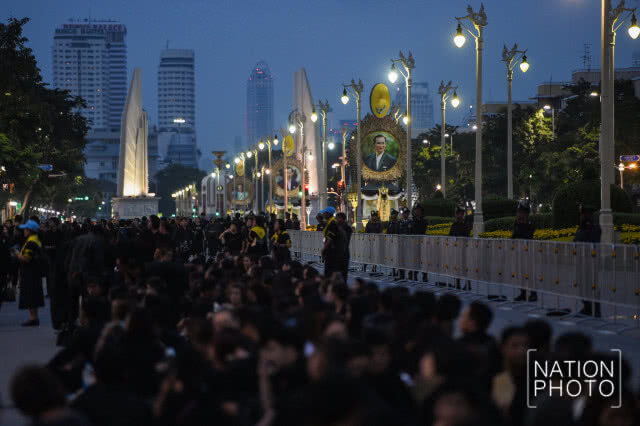 (ภาพชุด) พสกนิกรเนืองแน่น ร่วมพระราชพิธีฯ ยาวตลอดถนนราชดำเนินกลาง