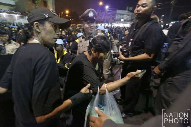 พสกนิกรทยอยเดินผ่านเข้าสู่มณฑลพิธีท้องสนามหลวง