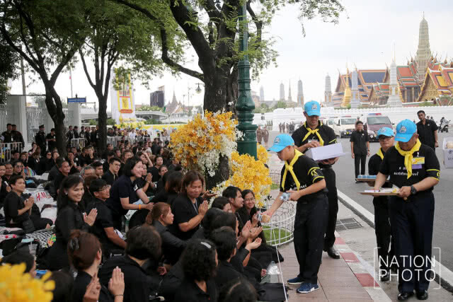 พระเจ้าหลานเธอพระองค์เจ้าทีปังกรรัศมีโชติ ประทานอาหารแก่พสกนิกร