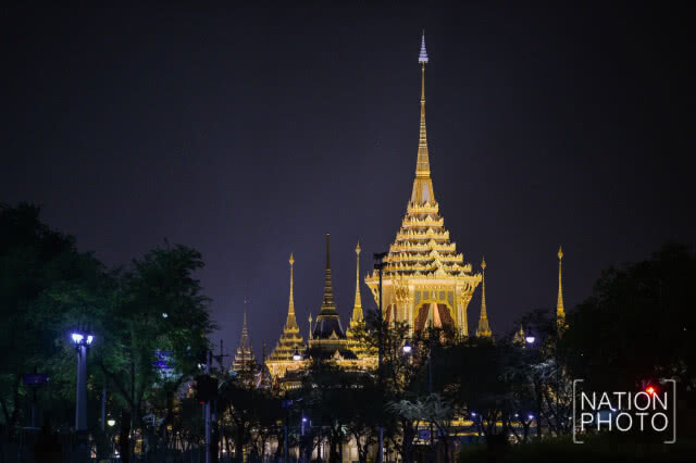 (ภาพชุด) พสกนิกรเนืองแน่น ร่วมพระราชพิธีฯ ยาวตลอดถนนราชดำเนินกลาง