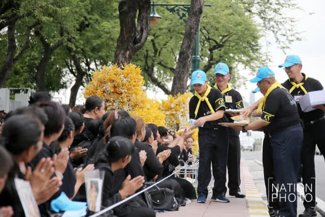 พระเจ้าหลานเธอพระองค์เจ้าทีปังกรรัศมีโชติ ประทานอาหารแก่พสกนิกร