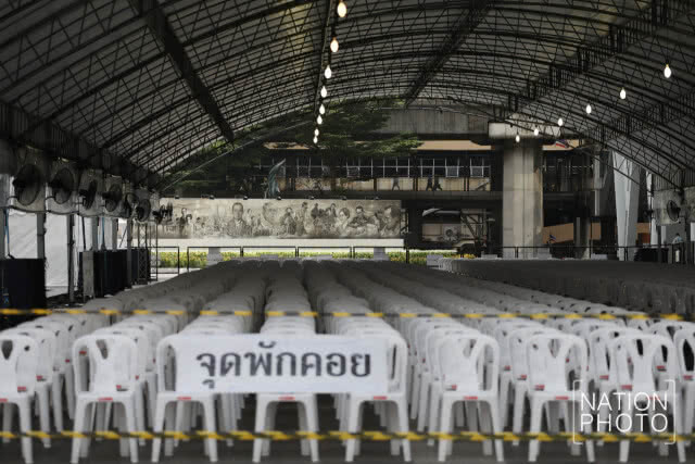 ภาคเอกชนหลายแห่งติดตั้งจอ แอลอีดี เพื่อถ่ายทอดสดงานพระราชพิธีถวายพระเพลิงพระบรมศพ ในหลวงรัชกาลที่ 9