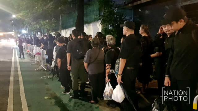 ปชช. ทยอยจับจองที่นั่งรอเข้าสนามหลวง ที่จุดคัดกรอง 9 แม้ฝนตก