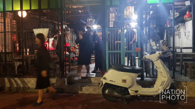 ปชช. ทยอยจับจองที่นั่งรอเข้าสนามหลวง ที่จุดคัดกรอง 9 แม้ฝนตก