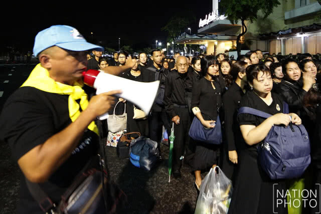พสกนิกรทยอยเดินผ่านเข้าสู่มณฑลพิธีท้องสนามหลวง