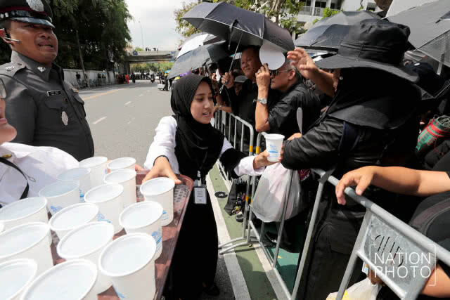 จุดคัดกรองที่ 9 ใต้สะพานพระปิ่นเกล้าปชช.ยังคงเนืองแน่น