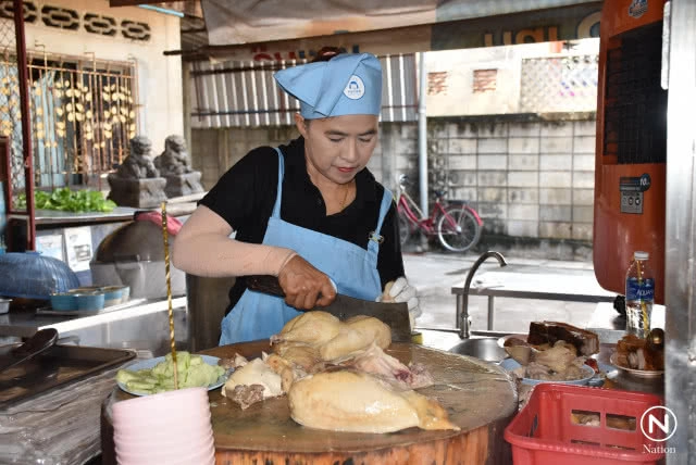 ร้านข้าวมันไก่อุตรดิตถ์ แจกฟรี ถวายเป็นพระราชกุศล