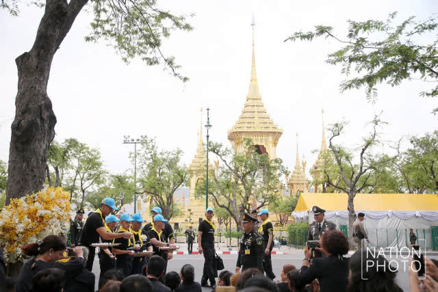 พระเจ้าหลานเธอพระองค์เจ้าทีปังกรรัศมีโชติ ประทานอาหารแก่พสกนิกร
