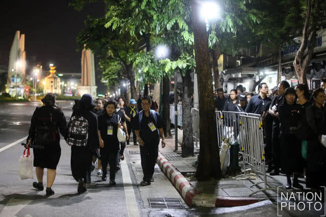 พสกนิกรทยอยเดินผ่านเข้าสู่มณฑลพิธีท้องสนามหลวง