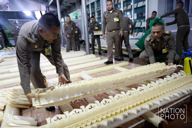 อัญเชิญกรองดอกไม้ฝีพระหัตถ์ สมเด็จพระเทพฯ ประดับชั้นยอดพระจิตกาธาน