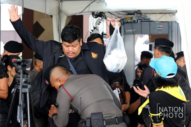 จุดคัดกรองที่ 9 ใต้สะพานพระปิ่นเกล้าปชช.ยังคงเนืองแน่น