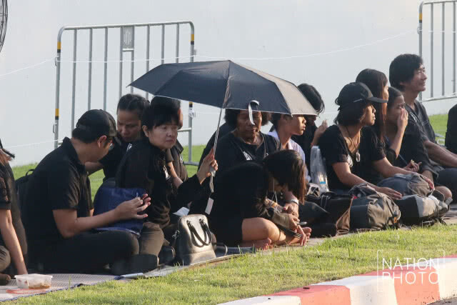 ประชาชนเริ่มเข้าจองพื้นที่ถนนท้ายวัง เพื่อเข้าร่วมพระราชพิธีถวายพระเพลิงพระบรมศพ รัชกาลที่ 9