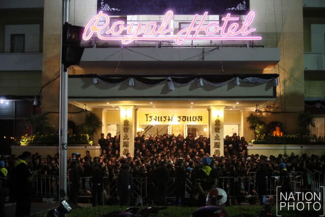 พสกนิกรทยอยเดินผ่านเข้าสู่มณฑลพิธีท้องสนามหลวง