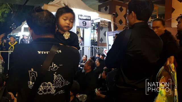 ปชช. ทยอยจับจองที่นั่งรอเข้าสนามหลวง ที่จุดคัดกรอง 9 แม้ฝนตก