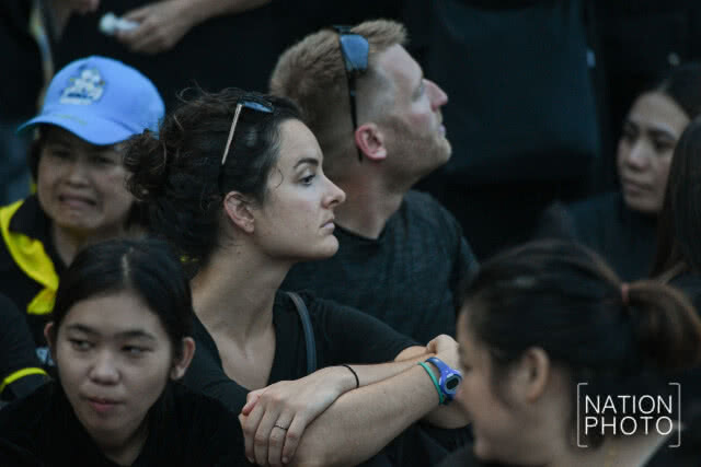 (ภาพชุด) พสกนิกรเนืองแน่น ร่วมพระราชพิธีฯ ยาวตลอดถนนราชดำเนินกลาง