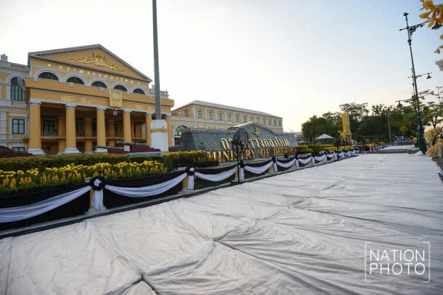 "ในหลวง ร.10" ทรงห่วงใย ปชช. รับสั่งนำเบาะปูรองนั่งกันความร้อน