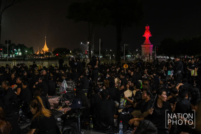 (ภาพชุด) พสกนิกรเนืองแน่น ร่วมพระราชพิธีฯ ยาวตลอดถนนราชดำเนินกลาง