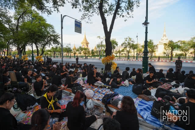 "ในหลวง ร.10" ทรงห่วงใย ปชช. รับสั่งนำเบาะปูรองนั่งกันความร้อน