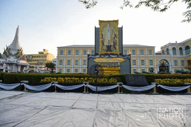 "ในหลวง ร.10" ทรงห่วงใย ปชช. รับสั่งนำเบาะปูรองนั่งกันความร้อน