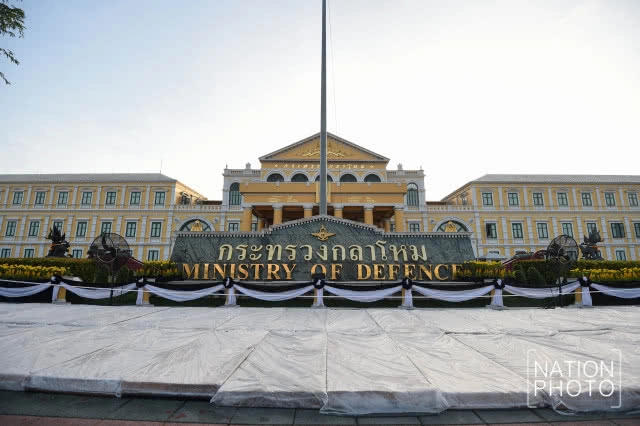 "ในหลวง ร.10" ทรงห่วงใย ปชช. รับสั่งนำเบาะปูรองนั่งกันความร้อน