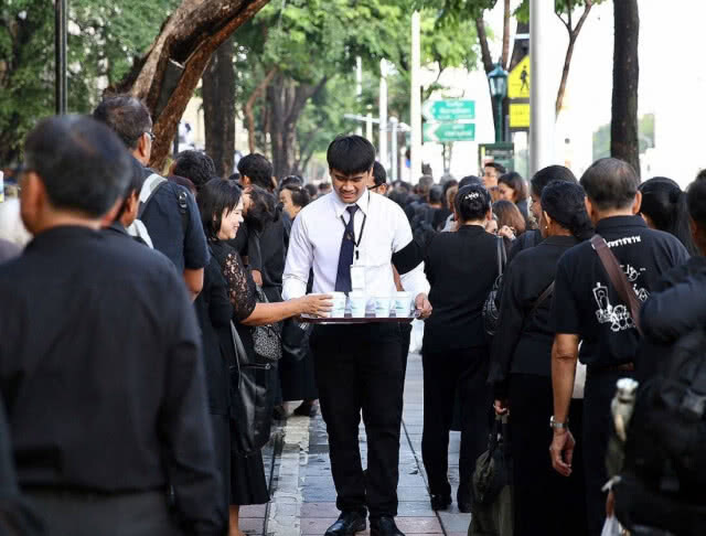 จุดคัดกรองที่ 9 ใต้สะพานพระปิ่นเกล้าปชช.ยังคงเนืองแน่น