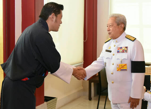 กษัตริย์จิกมี-พระราชินี-พระราชโอรส  เสด็จฯ ถึงประเทศไทย